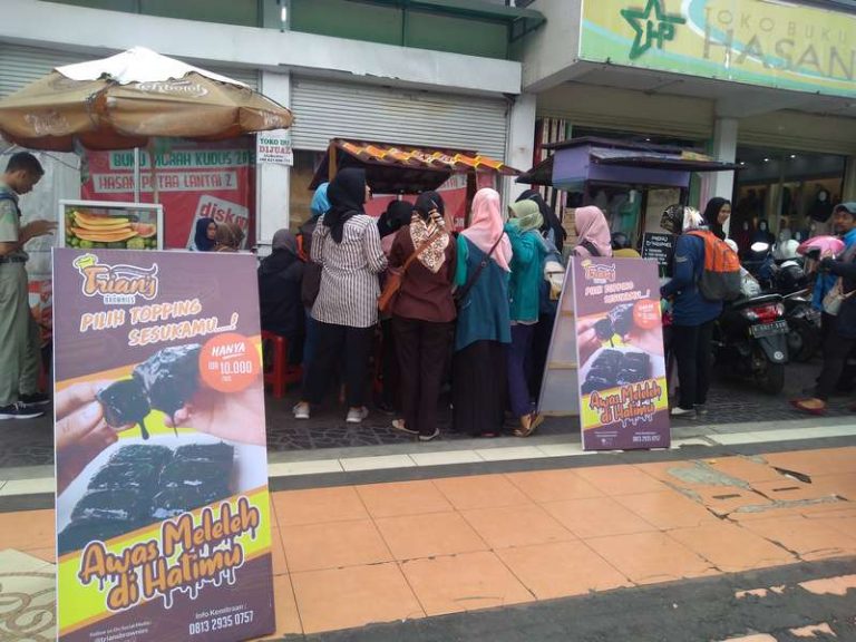 FRANCHISE MAKANAN  POPULER MODAL  KECIL  TRIAN S BROWNIES 